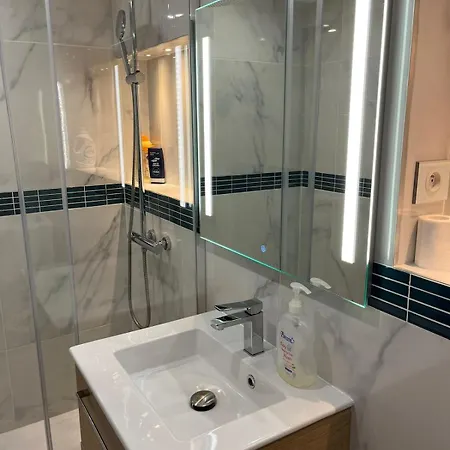 With Decoration 15 Min From Paris Appartement